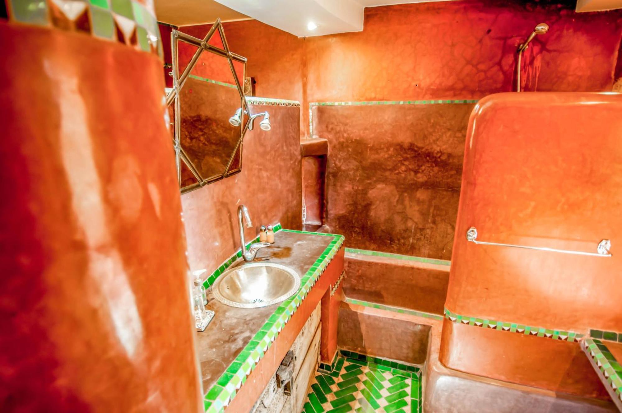 Suite,1211924026:JPEG