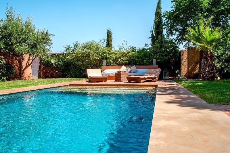 Villa mit 2 Schlafzimmern und Pool, der nicht überblickt wird.