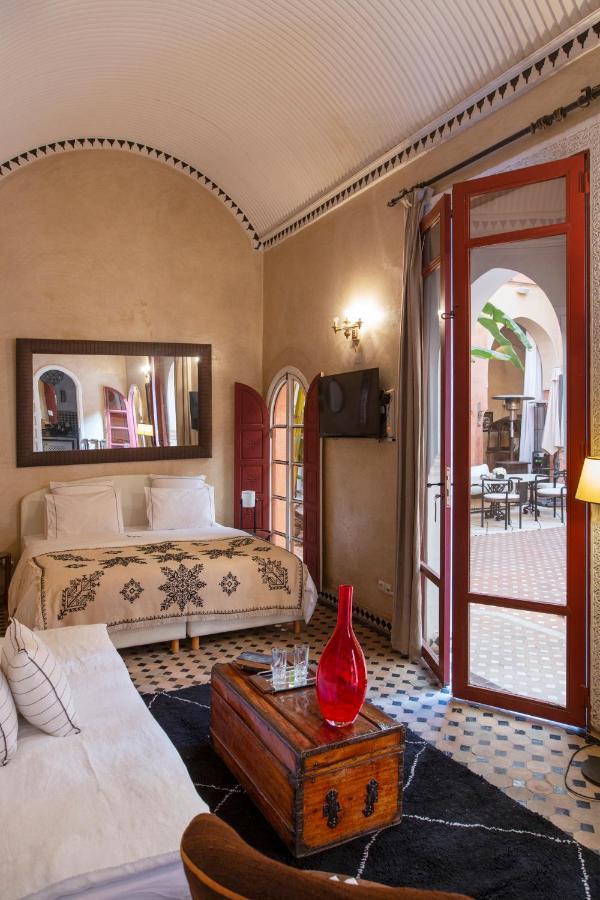 Habitación con cama extragrande.