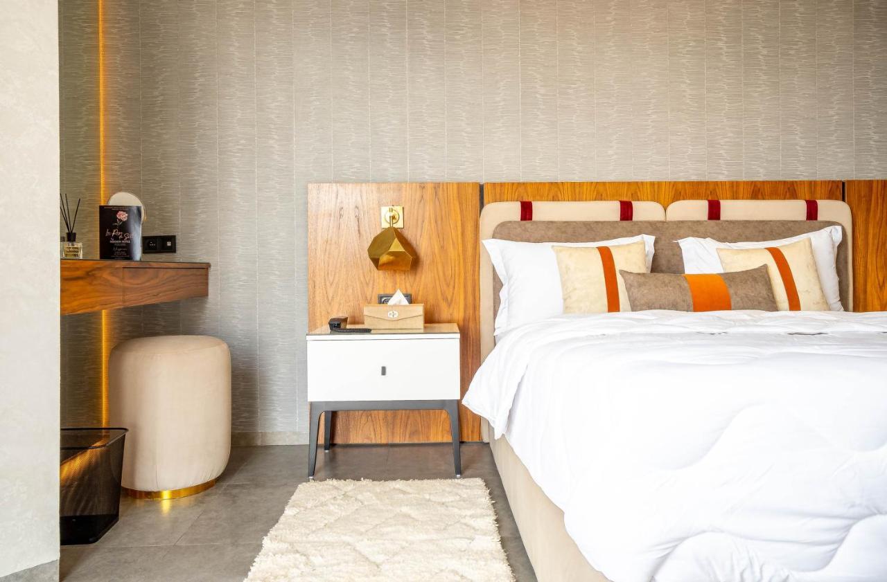 Suite,1545643717:JPEG