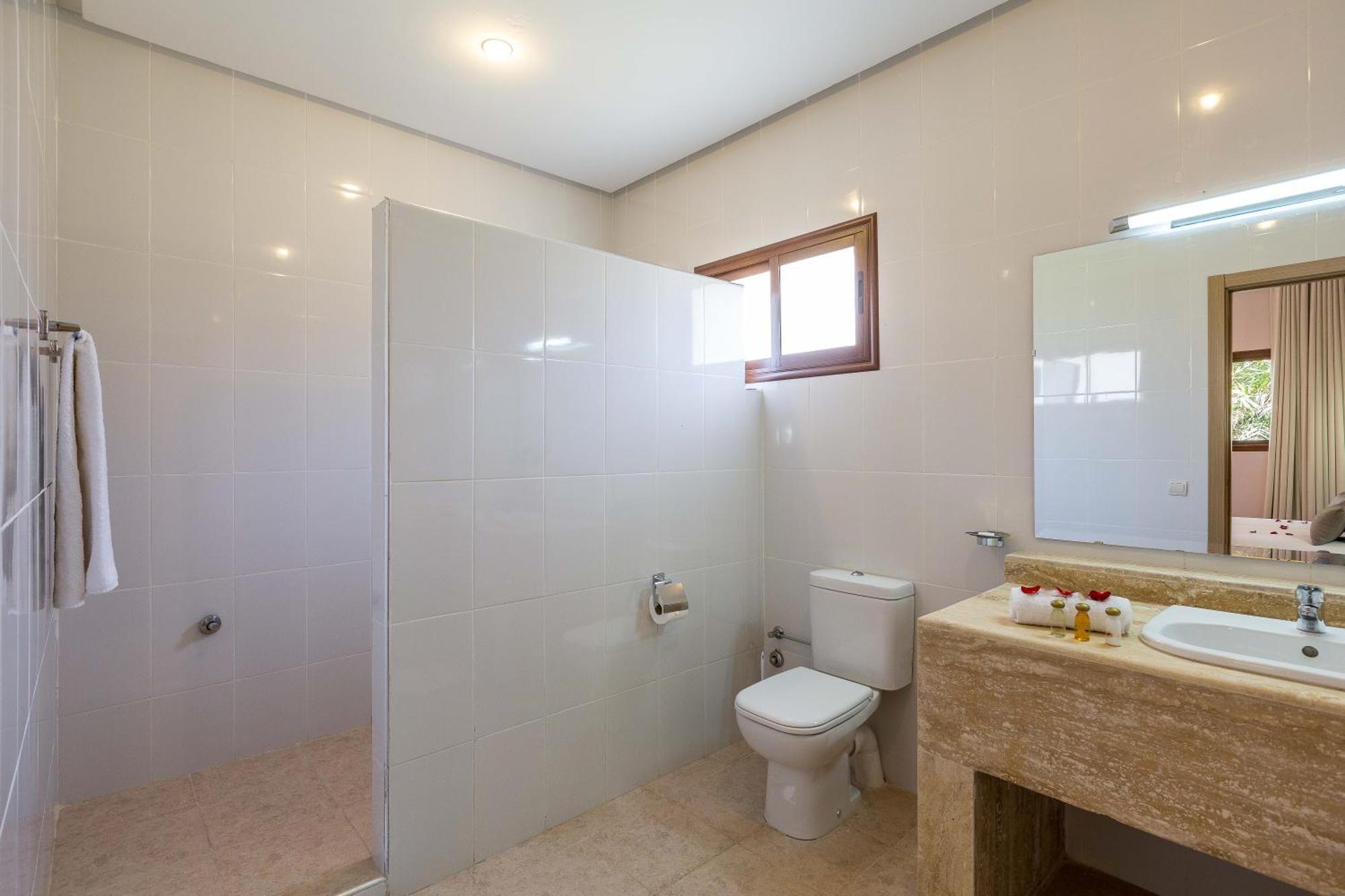 Five-Bedroom Villa with Private Pool,1553733547:JPEG