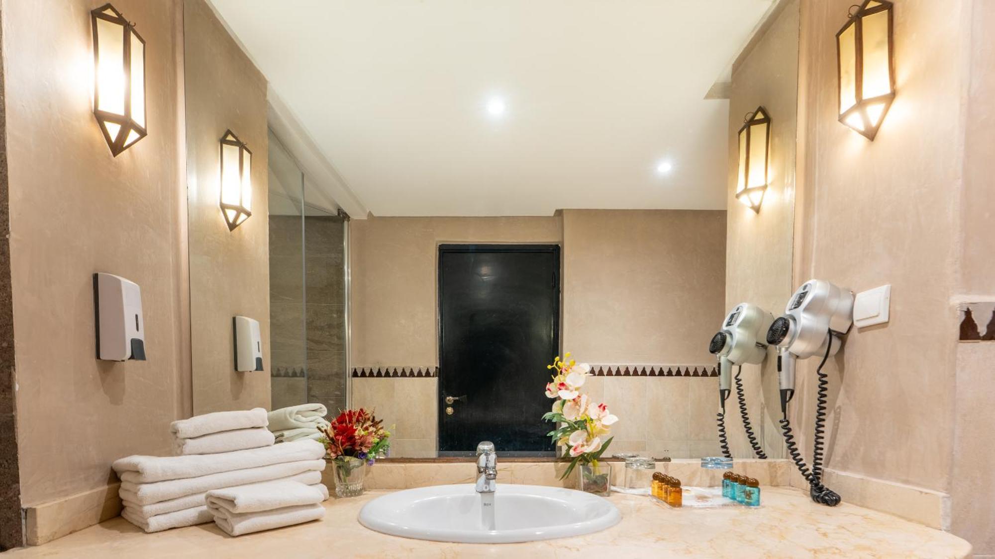 Double Room with Pool View  (2 adultes &1 enfant -12 ans)