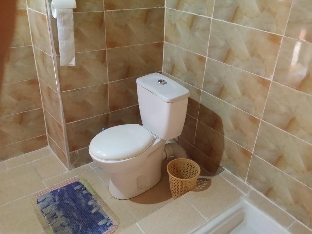 Chambre Simple avec Toilettes et Douche Communes