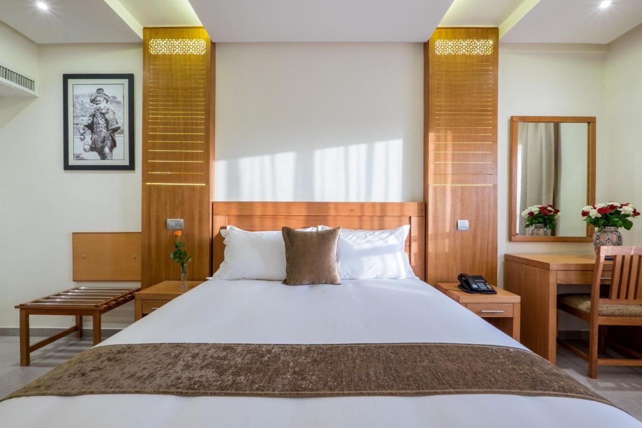 Deluxe Room (2 Adults + 1 Child)