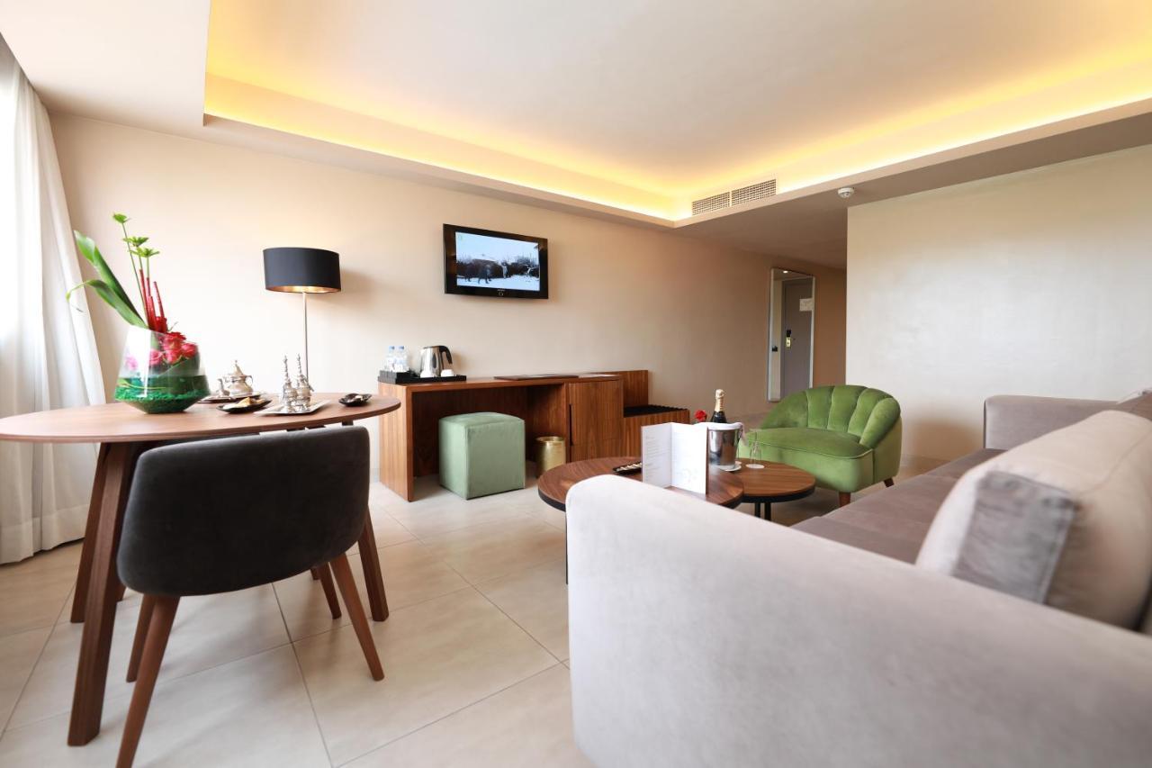 Junior Suite con Letto King-Size e Vista Piscina